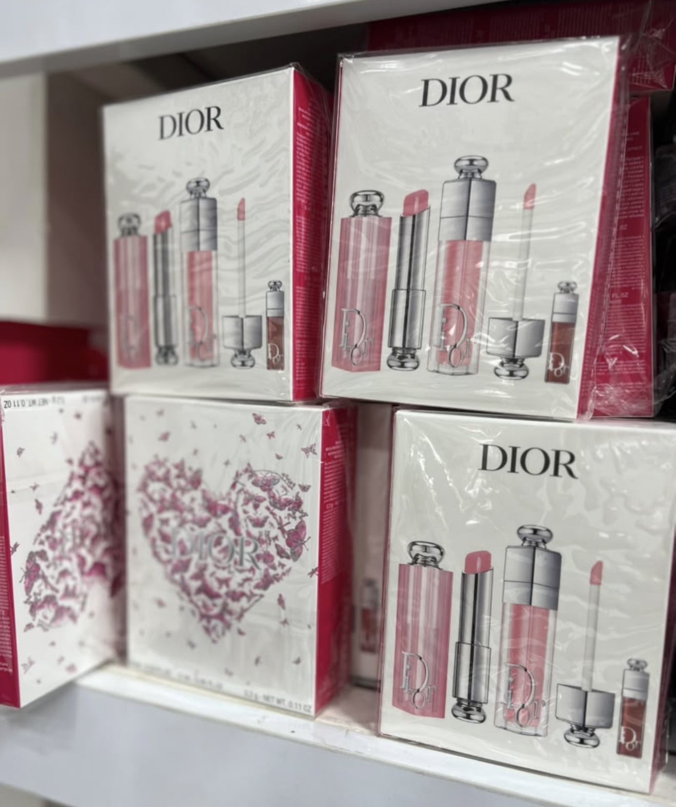 ست بالم و برق لب حجم دهنده دیور مدل Addict Trio Gloss آبرسان، دارای عصاره جوجوبا و مناسب پوست لب معمولی، بسته 3 عددی