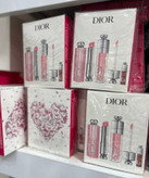 ست بالم و برق لب حجم دهنده دیور مدل Addict Trio Gloss آبرسان، دارای عصاره جوجوبا و مناسب پوست لب معمولی، بسته 3 عددی