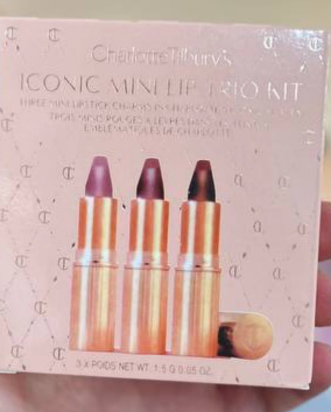 مجموعه رژ لب جامد شارلوت تیلبری مدل iconic mini lip trio با ویتامین E، وگان، شامل رنگهای سوپر مدل، پیلو تالک و واک آو نو شیم بسته 3 عددی هر کدام حجم 1.5 گرم