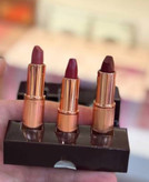 مجموعه رژ لب جامد شارلوت تیلبری مدل iconic mini lip trio با ویتامین E، وگان، شامل رنگهای سوپر مدل، پیلو تالک و واک آو نو شیم بسته 3 عددی هر کدام حجم 1.5 گرم